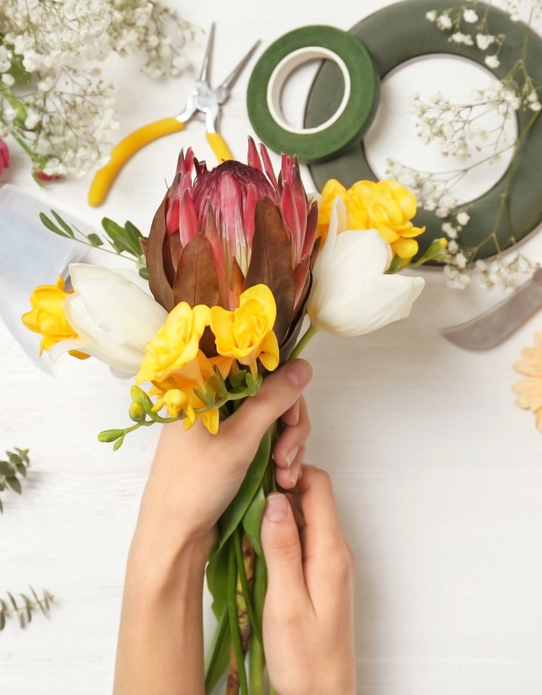 Fleurs et outils de bricolage