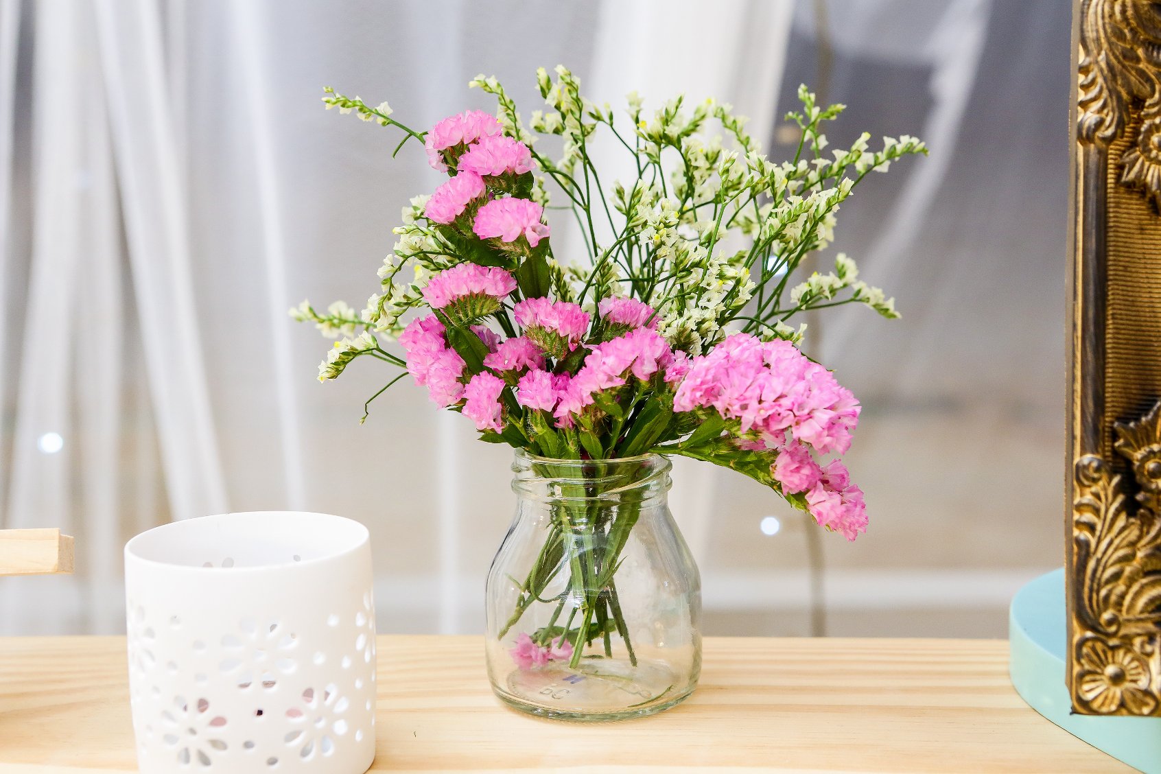Fleurs roses dans un vase
